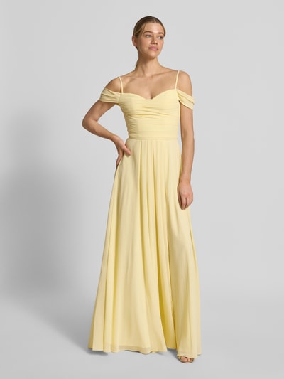 Modelka nosi Maxikleid im Off-Shoulder-Look mit Gehschlitz od Mascara, żółty, A-linia, drapowania, długość tyłu 128 cm, szerokość w rozmiarze 36: 33 cm, widok całej sylwetki z przodu