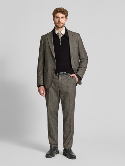 Mannenmodel draagt Relaxed Fit Pullover uit pure viscose model 'TELLER' van Selected in effen, fijne structuur breisel, polokraag en ritssluiting over overhemd, lange mouwen met geribde manchetten, geribde zoom, kleur zwart, voorkant volledige lichaamsopname.
