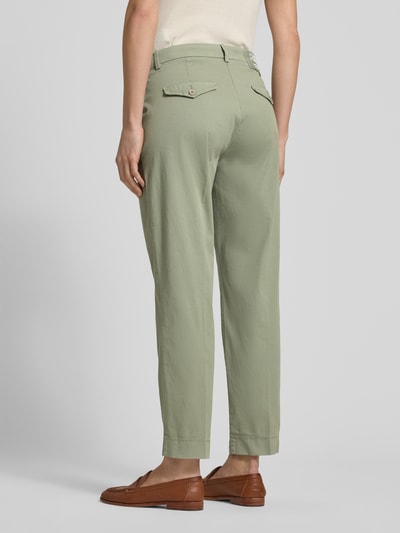 Vrouwenmodel draagt Straight Fit Stoffhose met Bügelfalten Modell 'Karina' van Cambio in lichtgroen, katoenmix, achteraanzicht, context inbegrepen