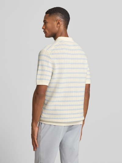 Mężczyzna nosi Poloshirt mit Polokragen und kurzer Knopfleiste von MCNEAL, bawełna, krój regular fit, kolor kremowy z błękitnym wzorem, widok całej sylwetki z tyłu