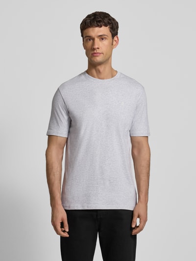 Männermodel trägt T-Shirt mit Label-Print von MARC O'POLO, Reine Baumwolle, Gerader-Schnitt, Unifarbenes-Design, Nahaufnahme Oberkörper.