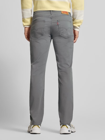 Männermodel trägt Slim Fit Jeans im 5-Pocket-Design Modell '511®' von Levi's®, grauer Baumwoll-Mix mit Stretch-Anteil, Ganzkörperansicht Rückansicht.
