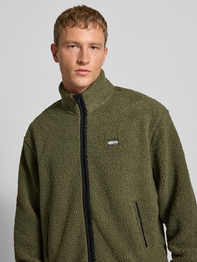 Männermodel trägt Relaxed Fit Fleecejacke in Teddyfleece-Optik von Tommy Jeans, Optik: Unifarben, Materialverarbeitung: Webkunstfell, Nahaufnahme Oberkörper.