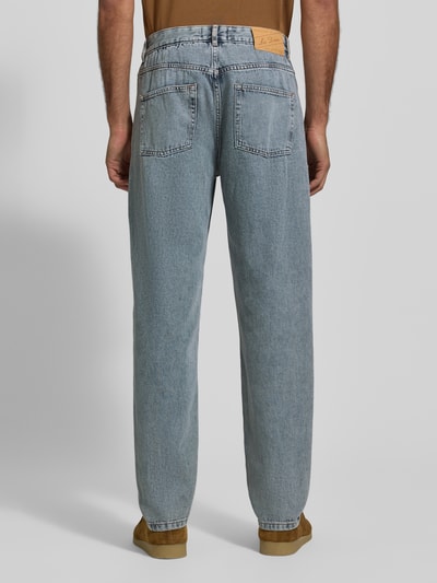 Männermodel trägt Jeans im Used-Look Modell 'Ryder' von Les Deux in Blau, Reine Baumwolle, Slim-Fit, Eingrifftaschen, Ganzkörperansicht Rückansicht.