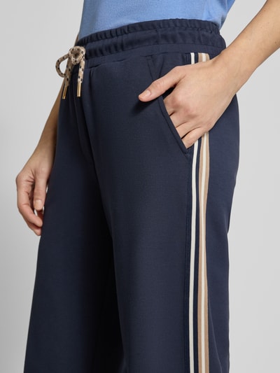 Frauenmodel trägt Sweatpants aus Viskose-Mix mit weitem Bein von Betty Barclay, elastischer Bund, Tunnelzug, Eingrifftaschen, Nahaufnahme Oberkörper