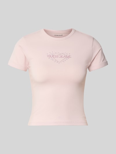 Produktfoto, Slim Fit T-Shirt mit Strasssteinbesatz Modell 'Heart Baby' von GUESS in zartem Rosa mit Logo-Detail, glatte Textur