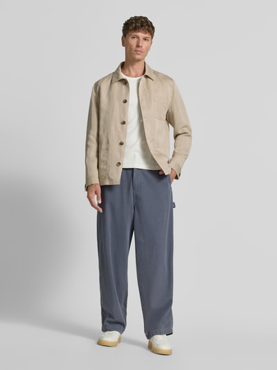 Mannelijk model draagt Wide Fit Jeans met teilelastischem Bund model 'Lycaz' van American Vintage in blauw, puur katoen, met achterzakken, knoop- en ritssluiting, wide fit, binnenbeenlengte 71 cm, bandwijdte 39 cm, model van voren in volledige lichaamsweergave.