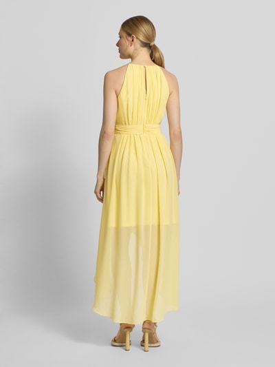 Modelka kobieca nosi Maxikleid in Falten-Optik od Jake*s Cocktail, jasny żółty kolor, zwiewny materiał, odcinany pas, długość do kostek, kryta halka, krój taliowany, szerokość w rozmiarze 36: 32 cm, długość pleców w rozmiarze 36: 140 cm, widok całej sylwetki z tyłu.