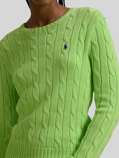 Frauenmodel trägt Strickpullover mit Zopfmuster Modell 'JULIANNA' von Polo Ralph Lauren, reine Baumwolle, Slim Fit, Nahaufnahme Oberkörper.