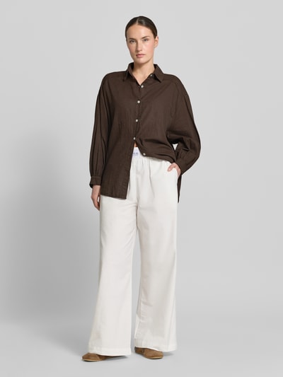 Frauenmodel trägt Loose Fit Langarmbluse aus Leinen-Baumwoll-Mix Modell 'ANIKA' von VILLA SOPHIE, Optik: Unifarben, Hemdkragen, Knopfleiste, 3/4-Arm mit Manschette, Materialverarbeitung: Flammgarn, Ganzkörperansicht von vorne.