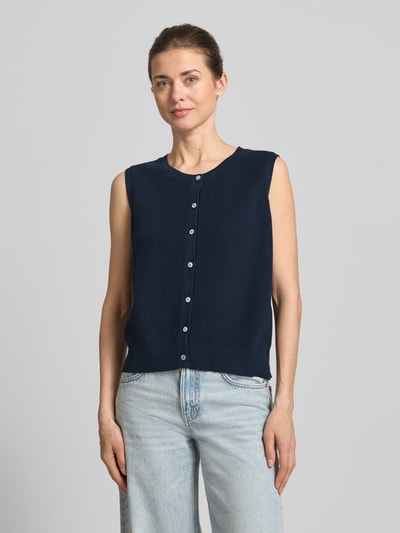 Frauenmodel trägt Weste mit Strukturmuster von Christian Berg Woman in Dunkelblau, Reine Baumwolle, Regular-Fit, Rundhalsausschnitt, Knopfleiste, Rückenlänge bei Größe S 50 cm, Ganzkörperansicht von vorne.