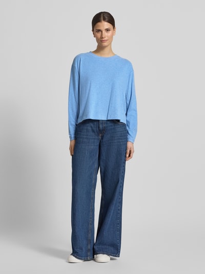 Vrouwenmodel draagt Longsleeve met geribde ronde hals van American Vintage in lichtblauw, katoen-modal-mix met stretch, losse fit, vooraanzicht in volle lengte.
