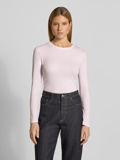 Frauenmodel trägt Slim Fit Langarmshirt aus Lyocell-Mix von Marc O'Polo, Optik: Unifarben, Rundhals, Ripp, Ganzkörperansicht von vorne.