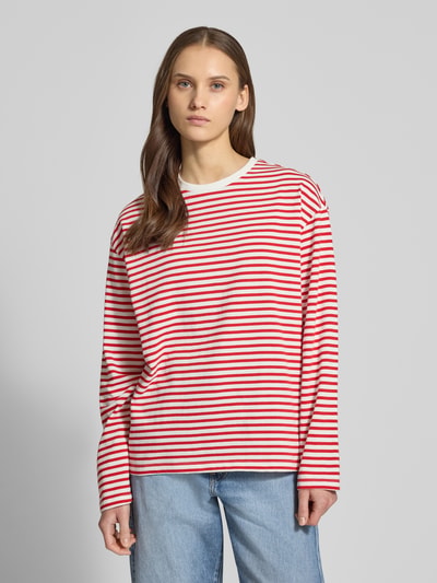Modelka kobieca nosi Regular Fit Langarmshirt aus Baumwoll-Mix Modell 'SADIE' od Pieces, paski, bawełniano-mieszankowy, przód do pełna.