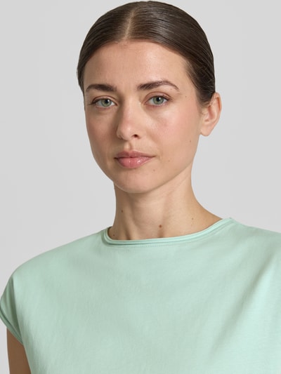 Vrouwenmodel draagt T-Shirt met Rundhalsausschnitt und Rollsaum van Christian Berg Woman, lichtgroen, katoen, regular fit, close-up bovenlichaam.
