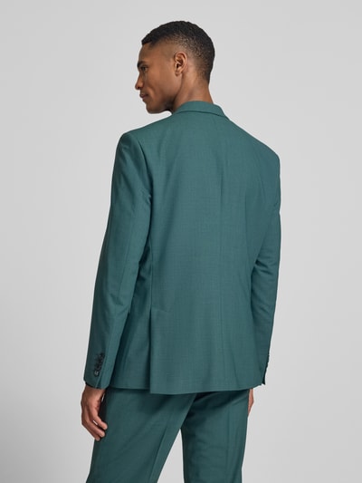 Männermodel trägt Regular Fit Anzugsakko aus Woll-Mix Modell 'AIDAN3' von Strellson, Farbe grün, feine Webstruktur, Optik: Unifarben, Ganzkörperansicht Rückansicht.