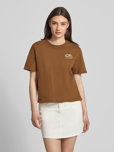 Frauenmodel trägt Relaxed Fit T-Shirt aus reiner Baumwolle - Special Drop von Marc O'Polo Denim, unifarben braun mit Motiv-Print, Jersey-Struktur, Rundhals, kurzarm, Ganzkörperansicht von vorne.