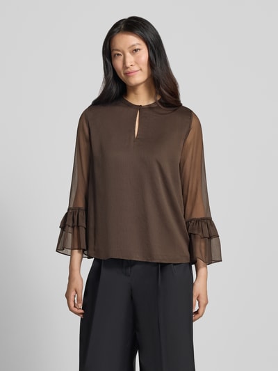 Vrouwenmodel draagt Bluse mit Volant-Ärmeln van comma in bruin, los model, ronde hals met knoopsluiting, volantmouwen, ruglengte maat 36: 62 cm, mouwlengte maat 36: 55 cm, Ganzkörperansicht van voren.