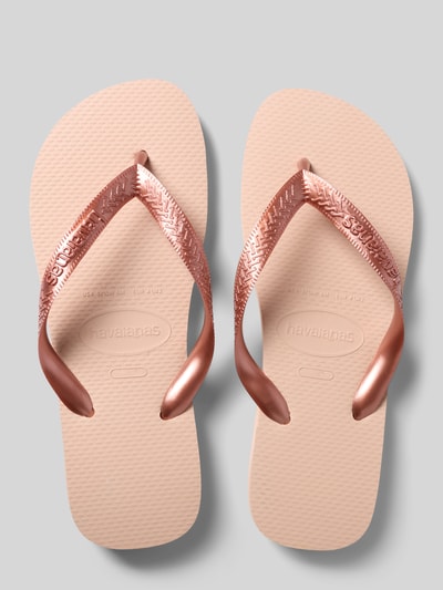 Produktfoto, Zehentrenner mit Label-Detail von Havaianas, różowy kolor, metaliczny pasek, zaokrąglony czubek, płaska podeszwa, wysokość obcasa 1 cm