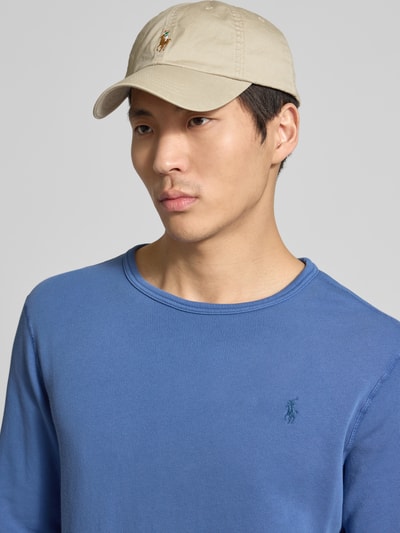 Männermodel trägt Regular Fit Sweatshirt aus Baumwoll-Mix von Polo Ralph Lauren in Blau, unifarben, Rundhalsausschnitt, Nahaufnahme Oberkörper.