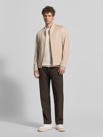 Männermodel trägt Jacke aus Viskose-Mix Modell 'CICROSS' von CINQUE in Beige mit Reißverschluss, Eingrifftaschen, Gerader-Schnitt, Ganzkörperansicht von vorne. Kontext: Herren Jacke mit Stretch-Anteil, Stehkragen, Rückenlänge 68 cm, Schulterbreite 42 cm, Brustweite 48 cm, Ärmellänge 67 cm bei Größe M.