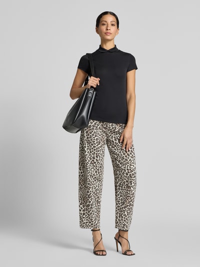 Vrouwenmodel draagt Balloon Fit Jeans mit Allover-Leo-Print van Marc Cain, mix van katoen en elastaan, 5-pocketmodel, knoop- en ritssluiting, lichte en donkere bruintinten, maat 36 bandwijdte 36 cm, binnenbeenlengte 69 cm, all-over luipaardprint, volledige lichaamsaanzicht vooraan.