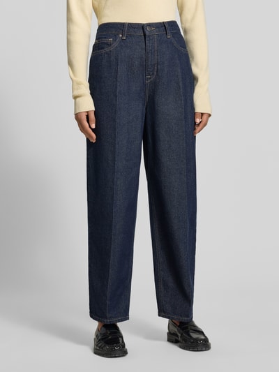 Frauenmodel trägt Relaxed Fit Jeans aus reiner Baumwolle von MYON, dunkles Blau, Kontrastnähte, 5-Pocket-Design, Nahaufnahme Oberkörper.