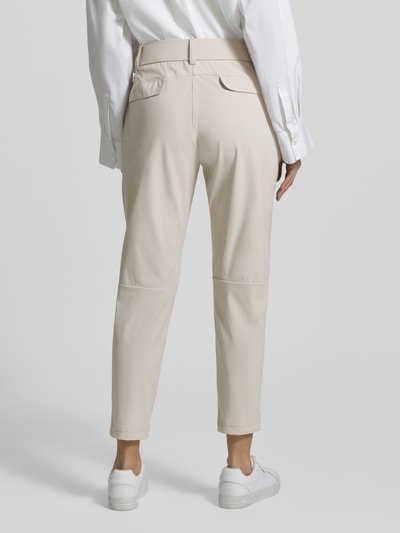Modelka nosi Stoffhose in 7/8-Länge mit Stretch-Anteil Modell 'NATINA' od Raffaello Rossi, beżowy kolor, elastyczny materiał, krój slim fit, elastyczny pasek z szlufkami, kieszenie na suwak, Szerokość w rozmiarze 36: 40 cm, długość nogawki od wewnątrz w rozmiarze 36: 69 cm, widok całej sylwetki z tyłu