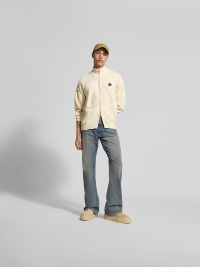 Männermodel trägt Relaxed Fit Strickjacke mit Woll-Anteil von Kenzo in Creme, Baumwoll-Woll-Mix, Patch, gerippte Abschlüsse, Ganzkörperansicht von vorne.