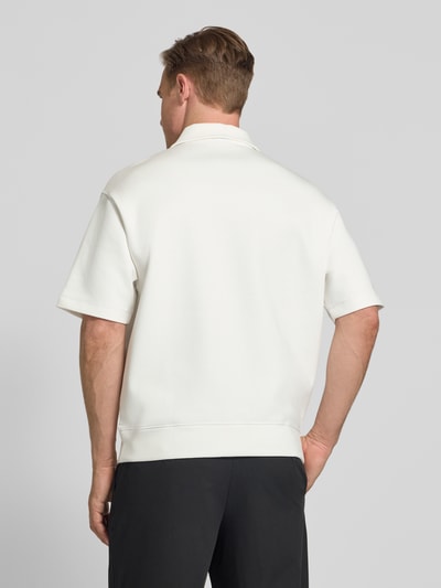 Mannelijk model draagt Loose Fit Poloshirt mit Label-Stitching van ARMANI EXCHANGE, katoenmix met stretch, polokraag, wit, volledige rugaanzicht.