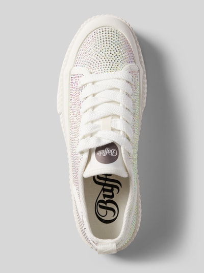 Produktfoto, Sneaker mit Ziersteinbesatz Modell 'MADISON GLAM' von Buffalo, biała cholewka tekstylna, kolorowe cyrkonie, zaokrąglony nosek, sznurowanie, obcas 5 cm w rozmiarze 40, wysokość cholewki 5 cm, szerokość w rozmiarze 40: 7 cm, widok z góry