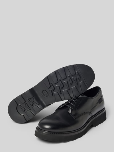 Produktfoto, Halbschuhe aus echtem Leder Modell 'Derby' von Woolrich in Schwarz, abgerundete Passform, sichtbares Logo-Detail, strukturierte Sohle, Absatzhöhe 4 cm, Schafthöhe 7 cm, Schaftweite 10 cm, glatte Textur, neutraler Hintergrund.