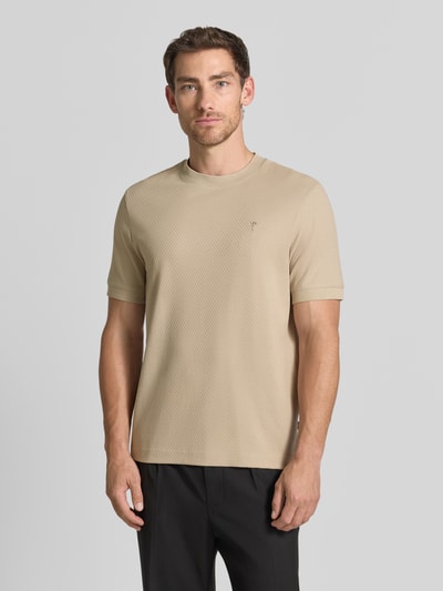 Männermodel trägt Regular Fit T-Shirt mit Strukturmuster Modell 'Tangur' von JOOP!, beige, reine Baumwolle, Ganzkörperansicht von vorne.