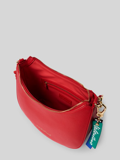 Produktfoto, Shoulder Bag in Leder-Optik Modell 'RYTA' od VALENTINO BAGS, czerwona, złota aplikacja logo, odpinany pasek, faktura skóry, Szerokość w rozmiarze 1: 26 cm, długość 24 cm, głębokość 10 cm, długość paska 108 cm