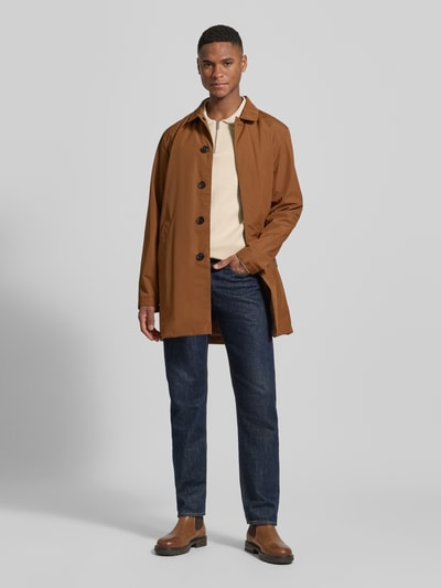Männermodel trägt Kurzmantel mit verdeckter Knopfleiste Modell 'miles' von Matinique in Braun, Regular Fit, Ganzkörperansicht von vorne.