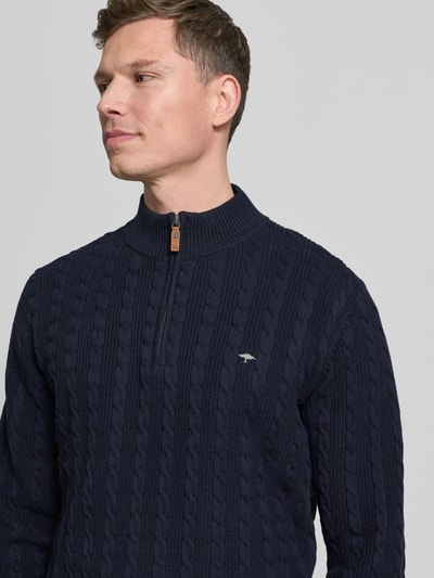 Männermodel trägt Strickpullover mit kurzem Reißverschluss van Fynch-Hatton, katoen, regular fit, donkerblauw, Nahaufnahme Oberkörper.