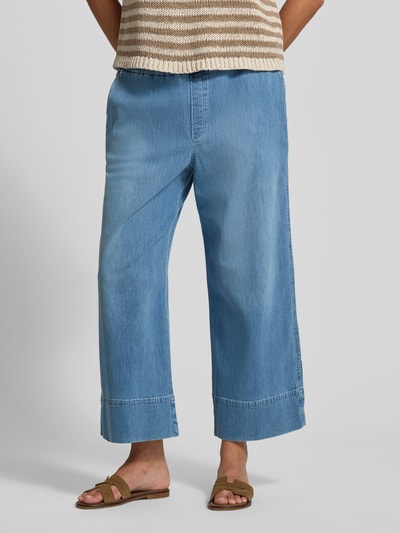 Frauenmodel trägt Jeans in verkürzter Passform mit elastischem Bund von Marc Cain, Baumwoll-Mix mit Stretch-Anteil, Wide Leg, Ganzkörperansicht von vorne.