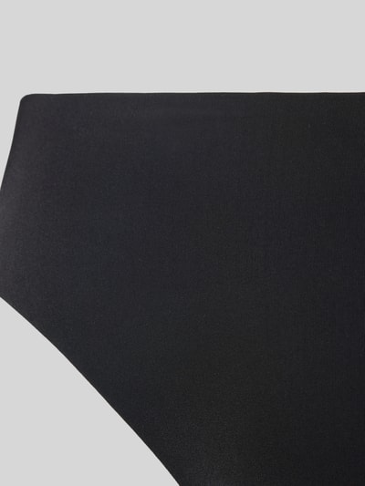 Frauenmodel trägt String aus Microfaser ohne Nähte von Jake*s Casual in Schwarz, glatte Textur, Detailaufnahme, Nahaufnahme Hüfte. Material-Mix mit Stretch-Anteil, körpernaher Schnitt.