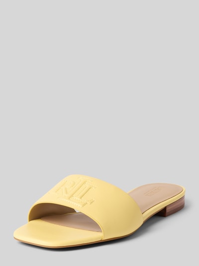 Produktfoto, Pantoletten aus reinem Leder Modell 'EVERLEY SLD' von Lauren Ralph Lauren in Lederoptik, Schuhspitze quadratisch, Blockabsatz, Label-Prägung und Logo-Detail, Verschluss Schlupf/offen, strukturierte Sohle, Materialverarbeitung Glattleder, Material echtes Leder.