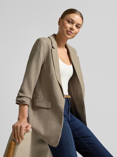 Frauenmodel trägt Slim Fit Longblazer mit Viskose-Anteil Modell 'FRIDA' von Vero Moda in Melange-Optik, Reverskragen, Pattentaschen, Nahaufnahme Oberkörper.