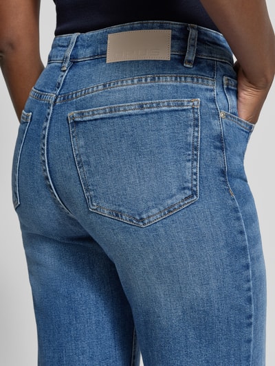 Mężczyzna model nosi niebieskie jeansy o kroju slim fit Slim Fit Jeans aus Baumwoll-Mix Modell 'Miva strong' od OPUS, damskie jeansy, zbliżenie tylnej części ciała