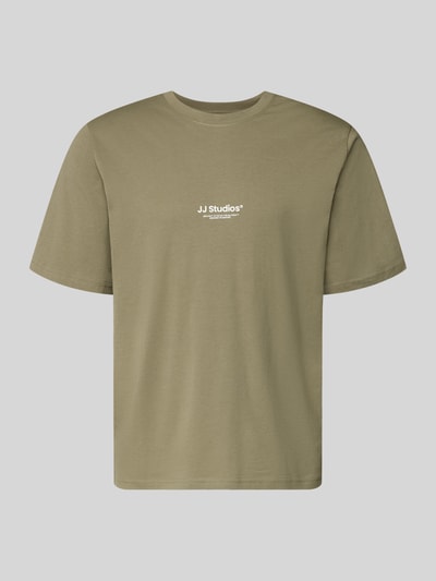 Produktfoto, T-shirt mit Logo und Rundhalsausschnitt von JACK & JONES aus bawełny ekologicznej, krój regular fit, długość tyłu w rozmiarze M 68 cm, oliwkowy, gładka faktura
