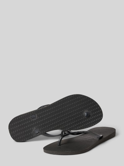 Produktfoto, schwarze Flip-Flops mit Logo-Detail von Havaianas für Damen, abgerundete Passform, offene Ferse, Zehentrenner, Absatzhöhe 1 cm bei Größe 39/40, strukturierte Oberfläche