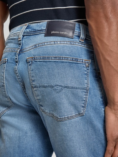 Männermodel trägt Regular Fit Jeans mit Eingrifftaschen Modell 'Dijon' von Pierre Cardin aus hellblauem Baumwoll-Mix mit Stretch-Anteil, Nahaufnahme Rückansicht. Herren Jeans, Bundweite 39 cm, Innenbeinlänge 78 cm bei Größe 32/32.