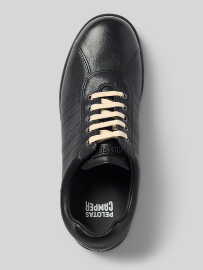 Produktfoto, Sneaker aus echtem Leder Modell 'Ariel' von Camper in Schwarz, runde Form, beige Schnürsenkel, strukturierte Oberfläche, Herrenschuh, Schnürverschluss, Absatzhöhe 3 cm, Schafthöhe 8 cm, Schaftweite 9 cm