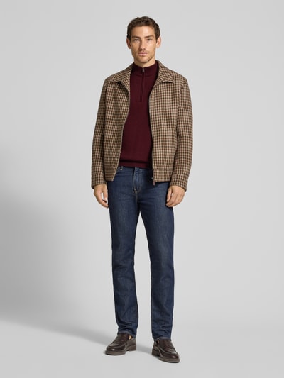Männermodel trägt Regular Fit Sweatshirt aus reiner Schurwolle von MAERZ Muenchen in Dunkelrot, kombiniert mit Jeans, Ganzkörperansicht von vorne. Produktdetails: Herren Sweatshirt, reine Schurwolle, Regular Fit, Troyer-Kragen, elastische Abschlüsse, Rückenlänge 69 cm, Ärmellänge 68 cm.