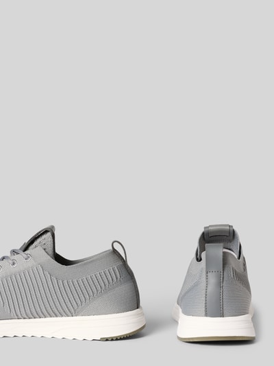 Produktfoto, Low Top Sneaker mit strukturierter Stretch-Oberfläche von Marc O'Polo voor heren in low-top-look, look: effen kleuren, punt van de schoen: afgerond, hakvorm: plat, met labelpatch, vetersluiting, dempende zool, materiaalverwerking: geweven stretchstructuur, zij- en achteraanzicht.