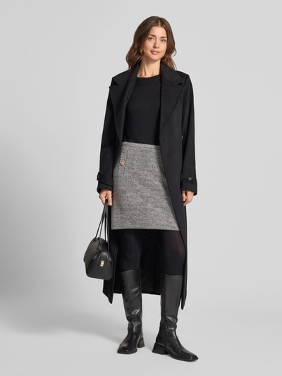 Vrouwenmodel draagt Minirok met Viskose-Aandeel van Christian Berg Woman Selection, grijs structuurpatroon, sierdetail, straight fit, elastische materiaalmix, bandwijdte 38 cm, totale lengte 46 cm, Ganzkörperansicht von vorne.