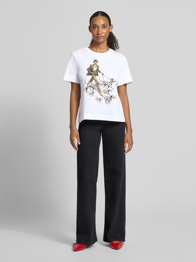 Frauenmodel trägt Regular Fit T-Shirt aus reiner bawełna von Rich & Royal, nadruk z motywem, obszycie kamieniami stras, damski t-shirt, długość tyłu w rozmiarze S: 57 cm, Ganzkörperansicht von vorne