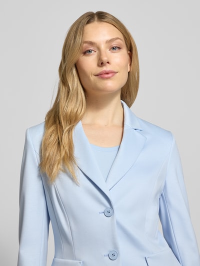Frauenmodel trägt Blazer mit Reverskragen von Marc Cain in Hellblau, Viskose-Mix mit Stretch-Anteil, Regular-Fit, Nahaufnahme Oberkörper. Rückenlänge bei Größe 36: 59 cm, Brustweite: 46 cm, Ärmellänge: 60 cm, Knopfverschluss, Pattentaschen.